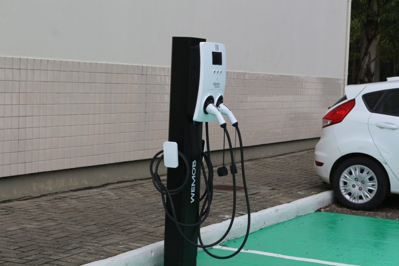 viana-energia-solar-instala-estacao-de-recarga-para-veiculos-eletricos